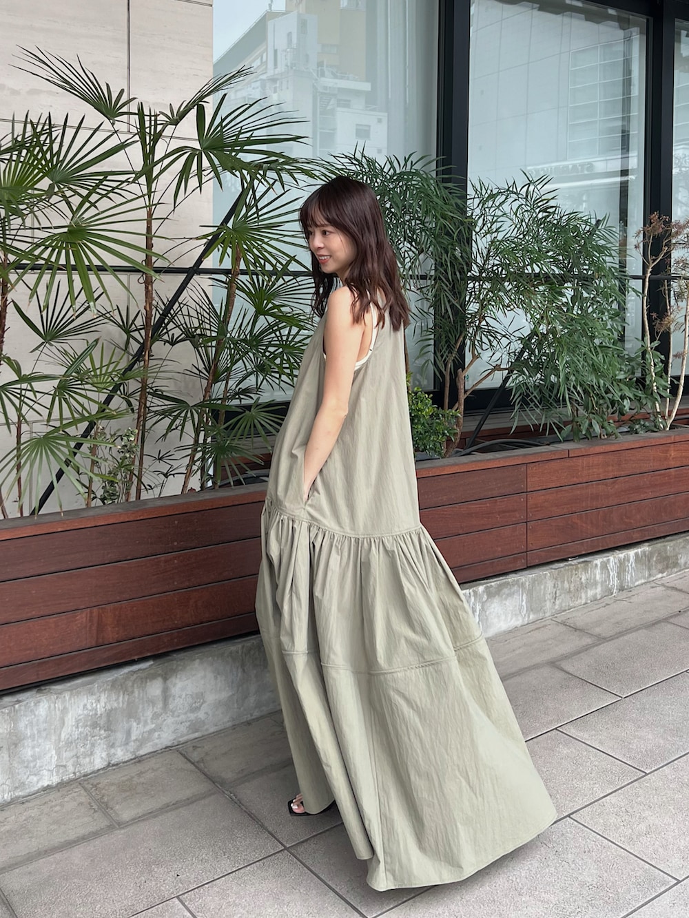 「カーキワンピース、カーキ、カーキコーデ、緑、グリーン、グリーンコーデ、ロングワンピース、タンクワンピース、ボリュームスカート、海、旅行、リゾートスタイル、夏ワンピース、低身長コーデ、152cm」｜「ETRE TOKYOのランタンヘムギャザータンクワンピース（ワンピース、グリーン系）」を使った、SAYAKAさん（レディース・153cm）の冬コーディネートの2枚目の写真