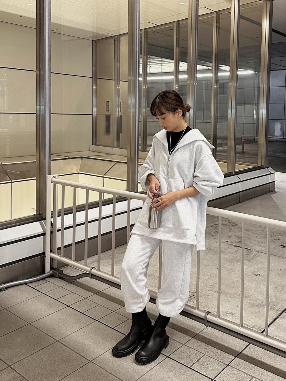 「ETRÉ TOKYO、スウェット、スウェットパンツ、スウェットコーデ、サイドゴアブーツ、モノトーン、モノトーンコーデ、白黒、大人カジュアル、きれいめカジュアル、低身長コーデ、153cm、休日コーデ、ラクチンコーデ、大人トレンドカジュアル」｜「ETRE TOKYOのスウェットアノラックトップス（スウェット、ホワイト系）」を使った、SAYAKAさん（レディース・153cm）の秋コーディネートの2枚目の写真
