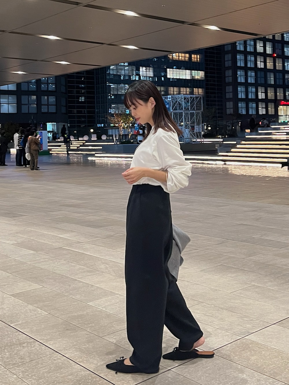 ホワイト系のTシャツ/カットソー、ブラック系のその他パンツを着用したレディースの春コーディネートの3枚目の写真