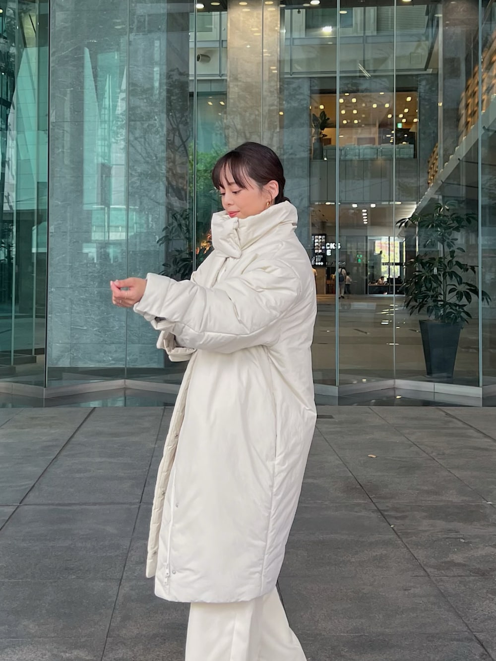 「冬コーデ、冬のコーデ、冬アウター、淡色コーデ、淡色女子、グレーコーデ、イエローコーデ、ホワイトコーデ、ワイドパンツ、低身長コーデ、152cm、153cm、ETRÉ TOKYO、冬を彩る色いろコーデ、大人カジュアル」｜「ETRE TOKYOのフードストールニットプルオーバー（ニット/セーター、グレー系）」を使った、SAYAKAさん（レディース・153cm）の冬コーディネートの4枚目の写真