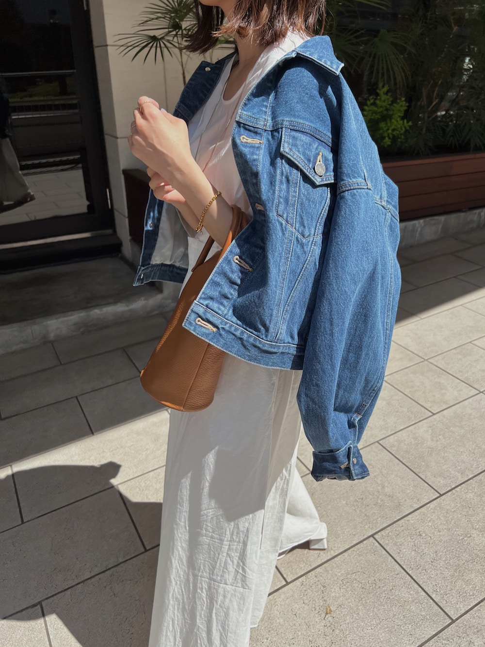 「デニムジャケット、ワイドパンツ、ホワイトパンツ、ホワイトコーデ、デニムコーデ、低身長コーデ、ＧＷ、ETRÉ TOKYO、低身長女子、お出かけコーデ日記」｜「ETRE TOKYOのボリュームスリーブトラッカーデニムジャケット（デニムジャケット、ブルー系）」を使った、SAYAKAさん（レディース・153cm）の春コーディネートの3枚目の写真