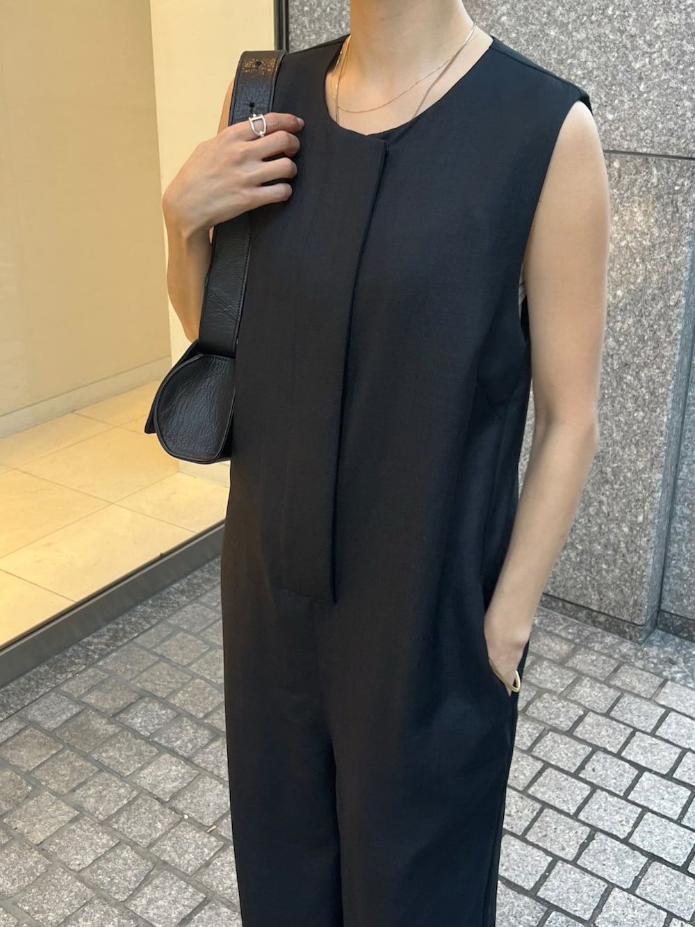 「オールインワン、ブラックコーデ、オールブラック、黒コーデ、黒パンツ、オケージョン、結婚式、結婚式二次会スタイル、低身長コーデ、153cm、ETRÉ TOKYO、デートコーデ、大人女子、シンプルコーデ、キレイめカジュアル」｜「ETRE TOKYOの【先行予約/ZOZO限定カラー】ノースリーブIラインオールインワン（サロペット/オーバーオール、ブラック系）」を使った、SAYAKAさん（レディース・153cm）の夏コーディネートの4枚目の写真