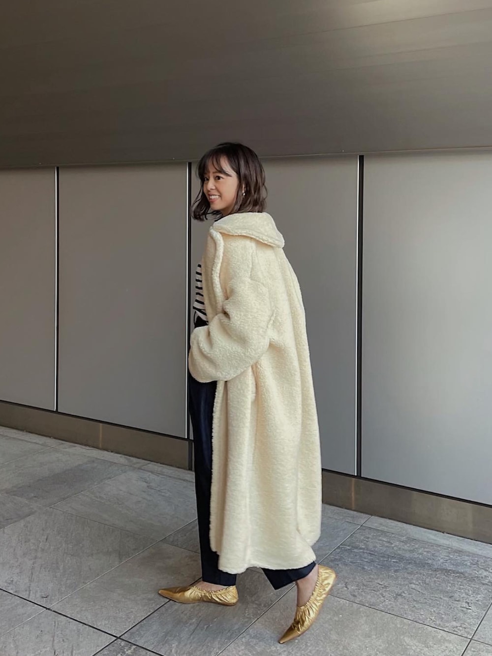 「ETRÉ TOKYO、私の推しブランド、イエロー、黄色、イエローコーデ、ボアコート、デニムパンツ、デニムコーデ、ボーダートップス、ゴールドパンプス、フラットシューズ、カラーコーデ、春コーデ、低身長コーデ、きれいめカジュアル」｜「ETRE TOKYOのハイウエストタックデニムパンツ（デニムパンツ、ブルー系）」を使った、SAYAKAさん（レディース・153cm）の冬コーディネートの4枚目の写真