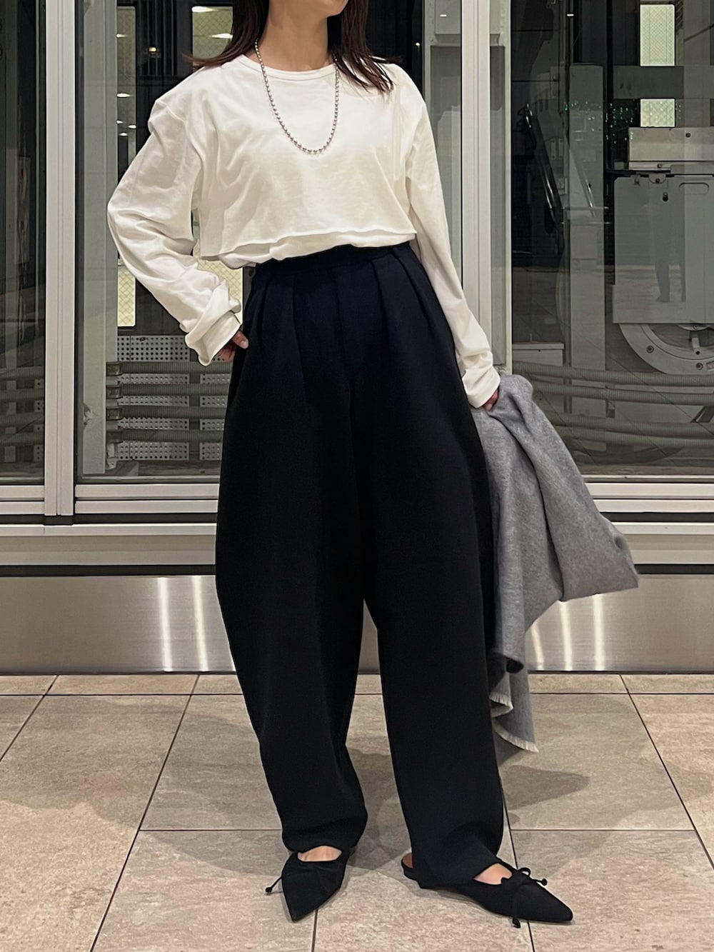 ホワイト系のTシャツ/カットソー、ブラック系のその他パンツを着用したレディースの春コーディネートの5枚目の写真