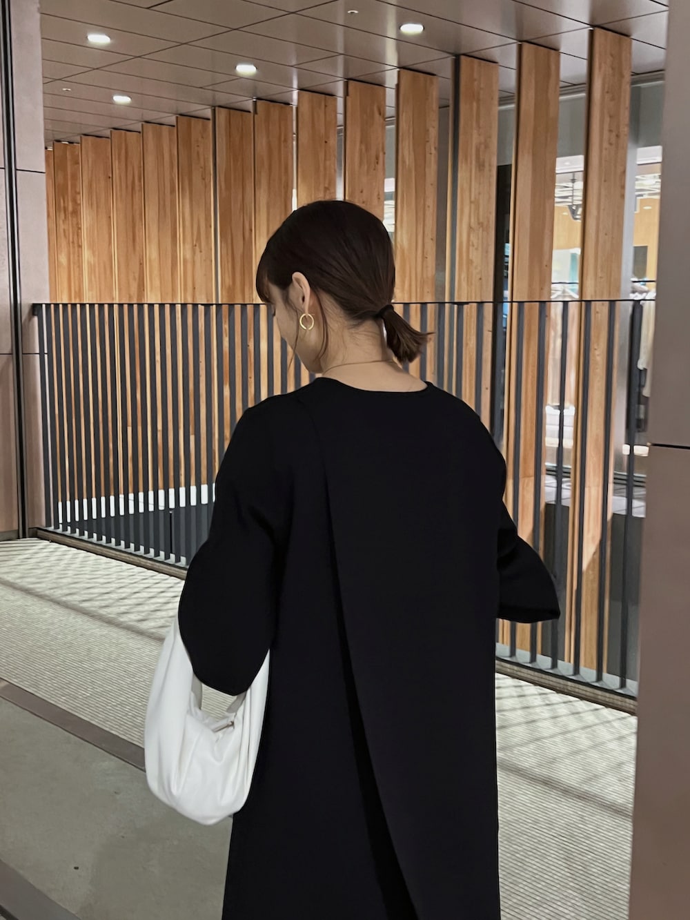 ブラック系のワンピースを着用したレディースの冬コーディネートの5枚目の写真