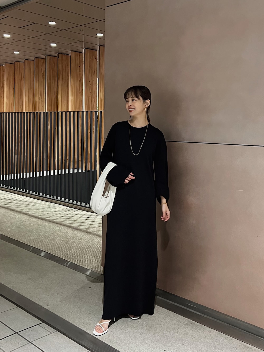 ブラック系のワンピースを着用したレディースの冬コーディネートの3枚目の写真