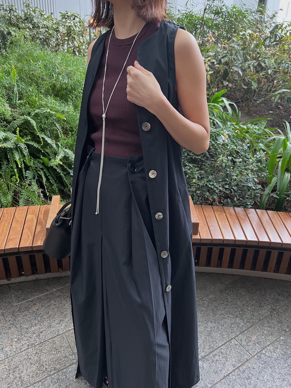 ブルー系のスカート、ブルー系のワンピース、レッド系のTシャツ/カットソーを着用したレディースの春コーディネートの2枚目の写真