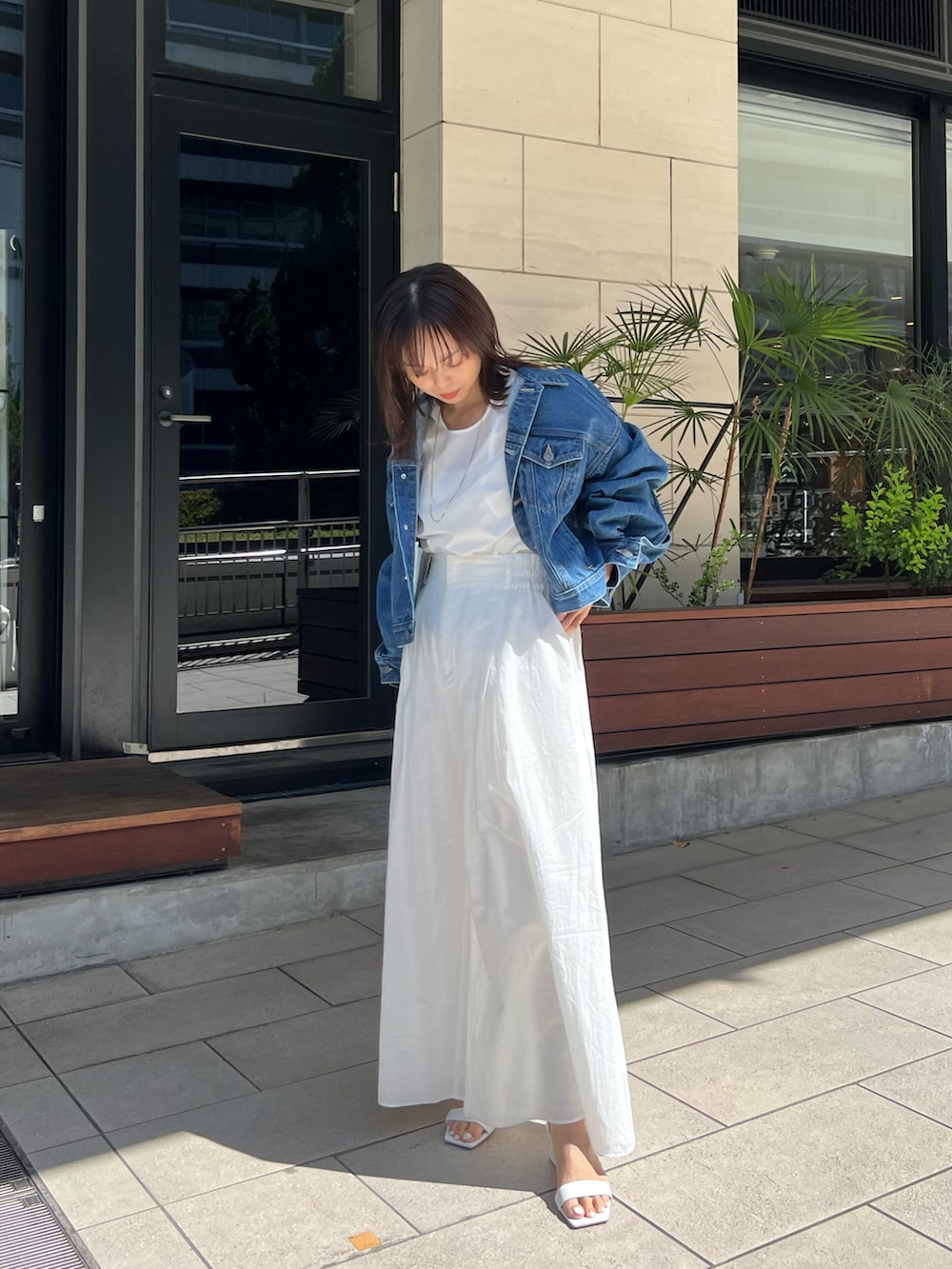 「デニムジャケット、ワイドパンツ、ホワイトパンツ、ホワイトコーデ、デニムコーデ、低身長コーデ、ＧＷ、ETRÉ TOKYO、低身長女子、お出かけコーデ日記」｜「ETRE TOKYOのボリュームスリーブトラッカーデニムジャケット（デニムジャケット、ブルー系）」を使った、SAYAKAさん（レディース・153cm）の春コーディネートの4枚目の写真