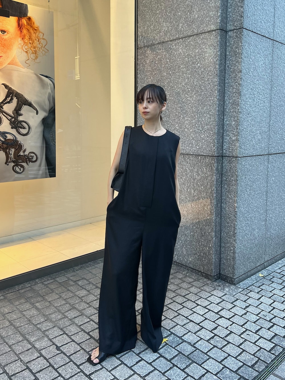 「オールインワン、ブラックコーデ、オールブラック、黒コーデ、黒パンツ、オケージョン、結婚式、結婚式二次会スタイル、低身長コーデ、153cm、ETRÉ TOKYO、デートコーデ、大人女子、シンプルコーデ、キレイめカジュアル」｜「ETRE TOKYOの【先行予約/ZOZO限定カラー】ノースリーブIラインオールインワン（サロペット/オーバーオール、ブラック系）」を使った、SAYAKAさん（レディース・153cm）の夏コーディネートの3枚目の写真