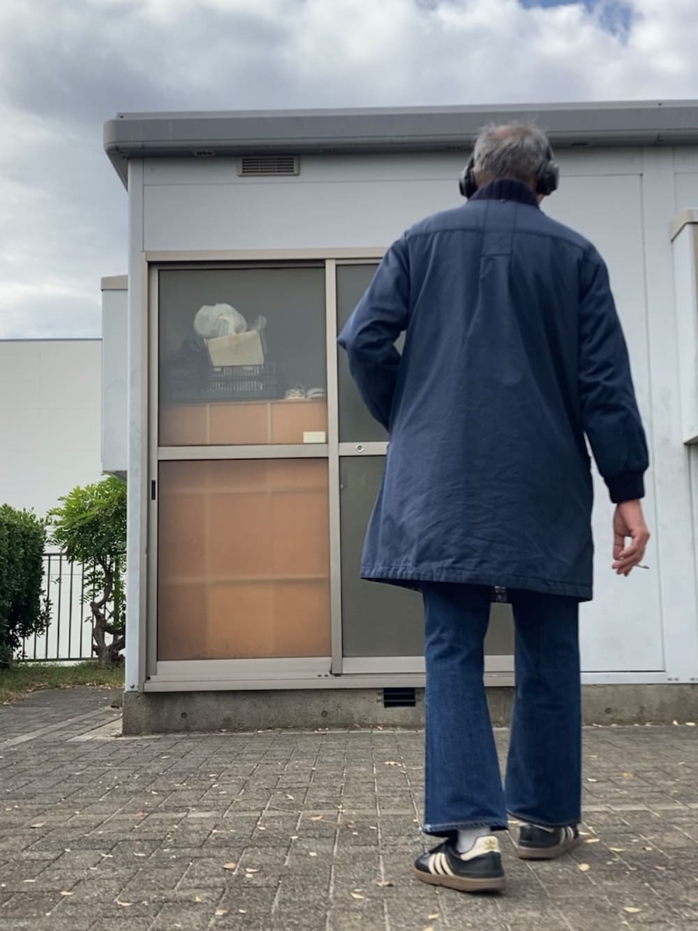 ブルー系のその他アウター、ブルー系のデニムパンツ、ブラック系のスニーカーを着用したメンズの秋コーディネートの2枚目の写真