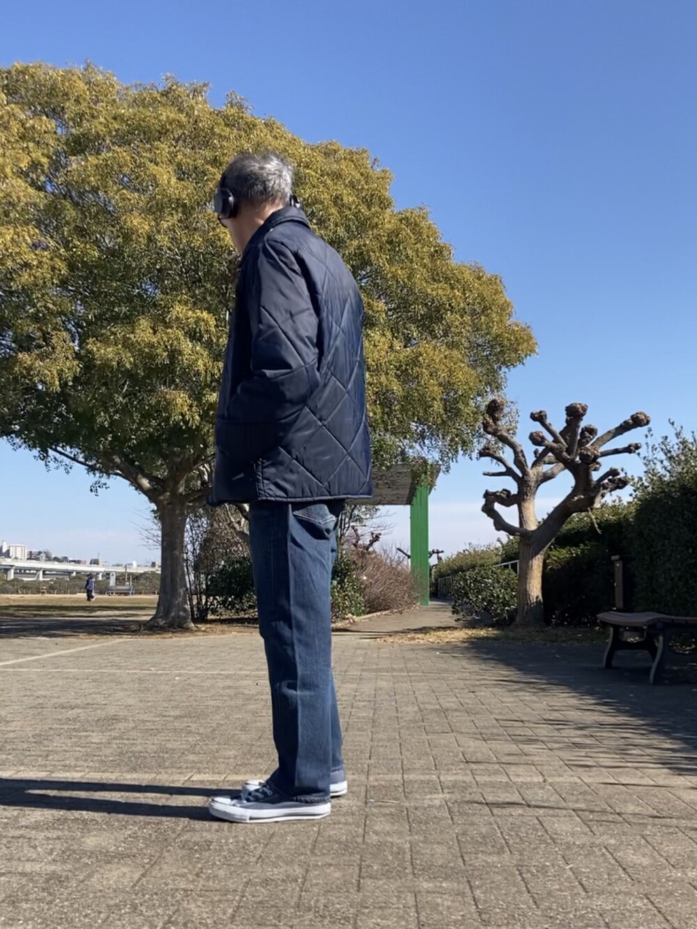 ブルー系のその他アウター、ブルー系のデニムパンツ、ブルー系のスニーカーを着用したメンズの冬コーディネートの3枚目の写真