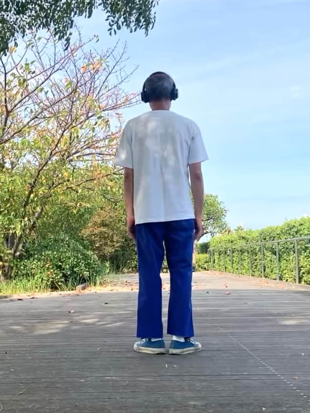 ブルー系のその他パンツ、ホワイト系のTシャツ/カットソー、ブルー系のスニーカーを着用したメンズの夏コーディネートの2枚目の写真
