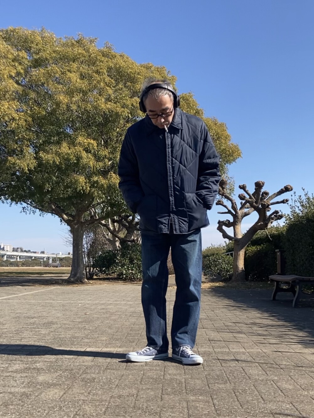 ブルー系のその他アウター、ブルー系のデニムパンツ、ブルー系のスニーカーを着用したメンズの冬コーディネートの2枚目の写真