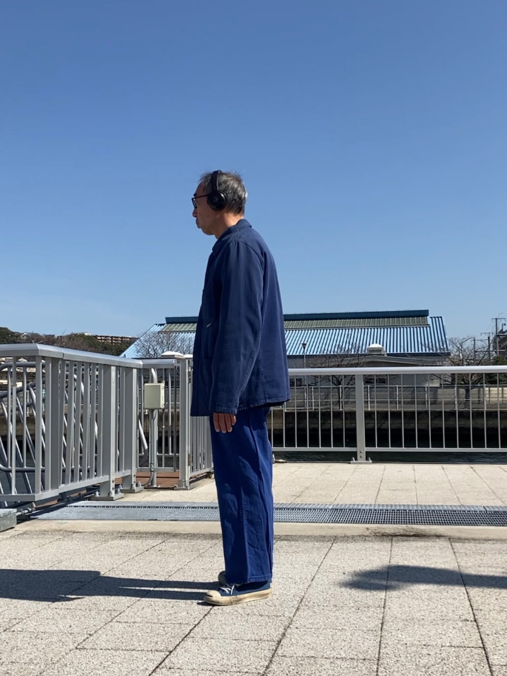 ブルー系のその他アウター、ブルー系のその他パンツ、ブルー系のスニーカーを着用したメンズの春コーディネートの2枚目の写真