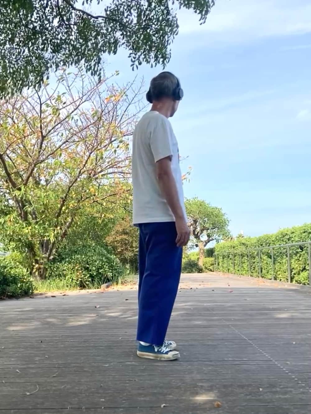 ブルー系のその他パンツ、ホワイト系のTシャツ/カットソー、ブルー系のスニーカーを着用したメンズの夏コーディネートの3枚目の写真