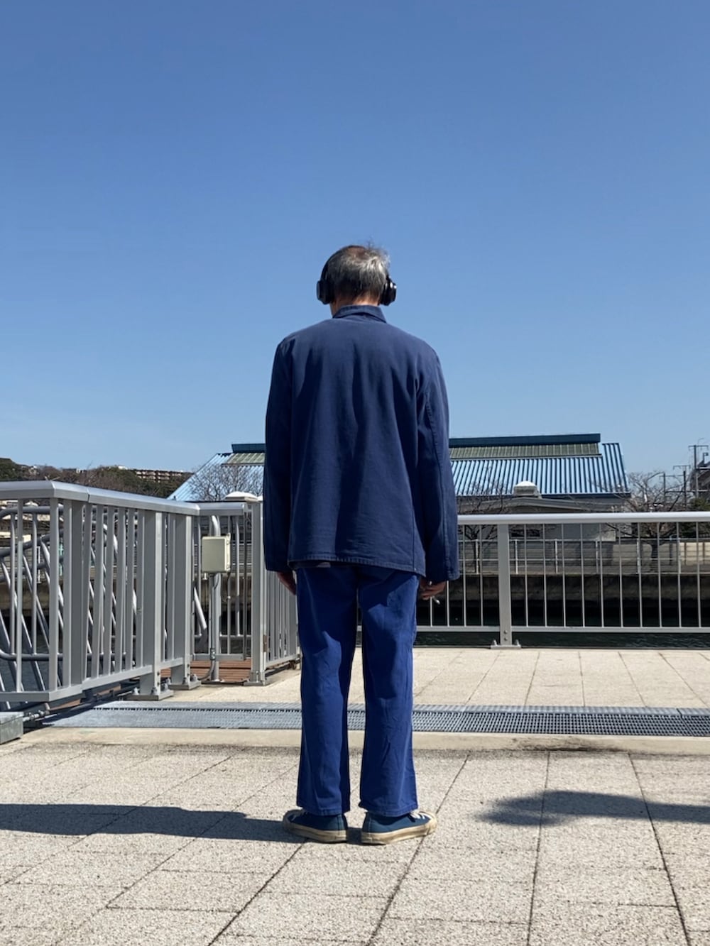 ブルー系のその他アウター、ブルー系のその他パンツ、ブルー系のスニーカーを着用したメンズの春コーディネートの3枚目の写真