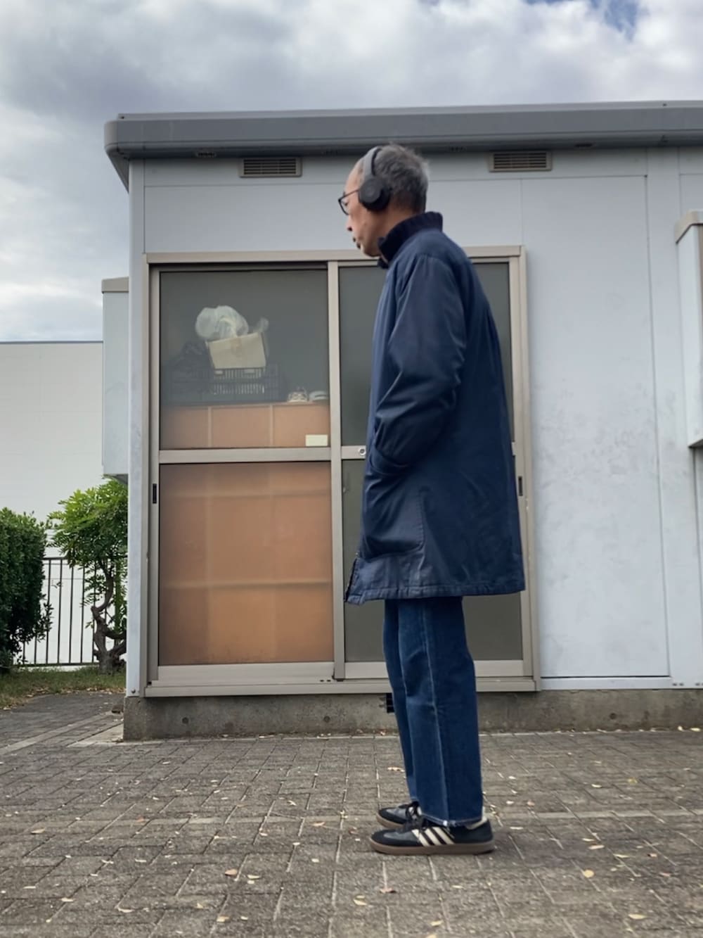 ブルー系のその他アウター、ブルー系のデニムパンツ、ブラック系のスニーカーを着用したメンズの秋コーディネートの3枚目の写真