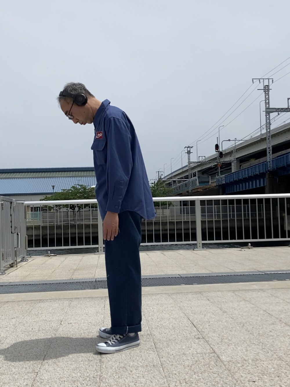 ブルー系のその他トップス、ブルー系のチノパンツ、ブルー系のスニーカーを着用したメンズの春コーディネートの2枚目の写真