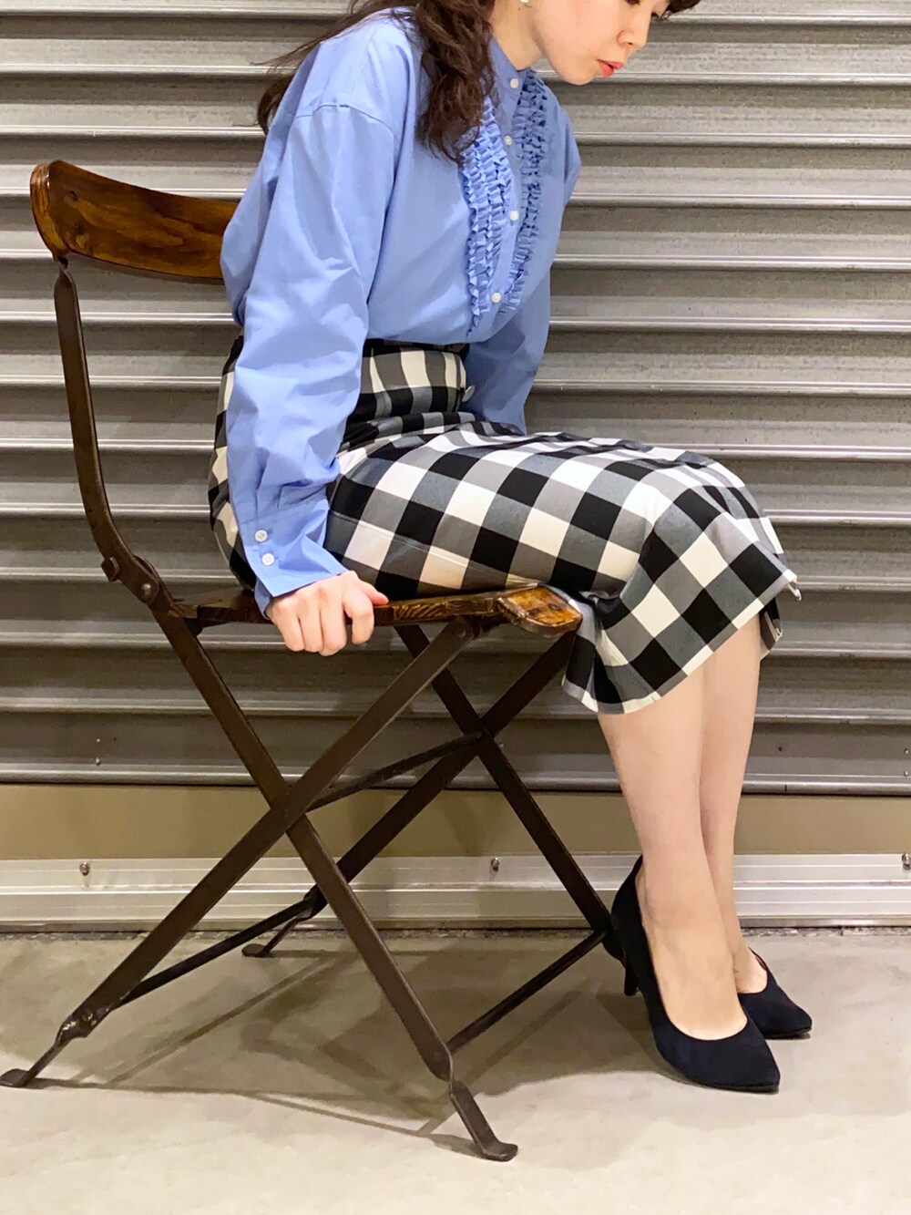 ブルー系のシャツ/ブラウス、ブラック系のスカート、ブラック系のショルダーバッグを着用したレディースの春コーディネートの3枚目の写真