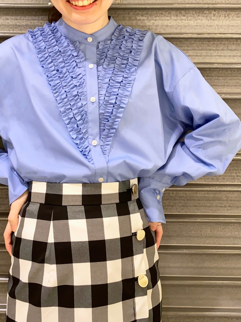 ブルー系のシャツ/ブラウス、ブラック系のスカート、ブラック系のショルダーバッグを着用したレディースの春コーディネートの2枚目の写真