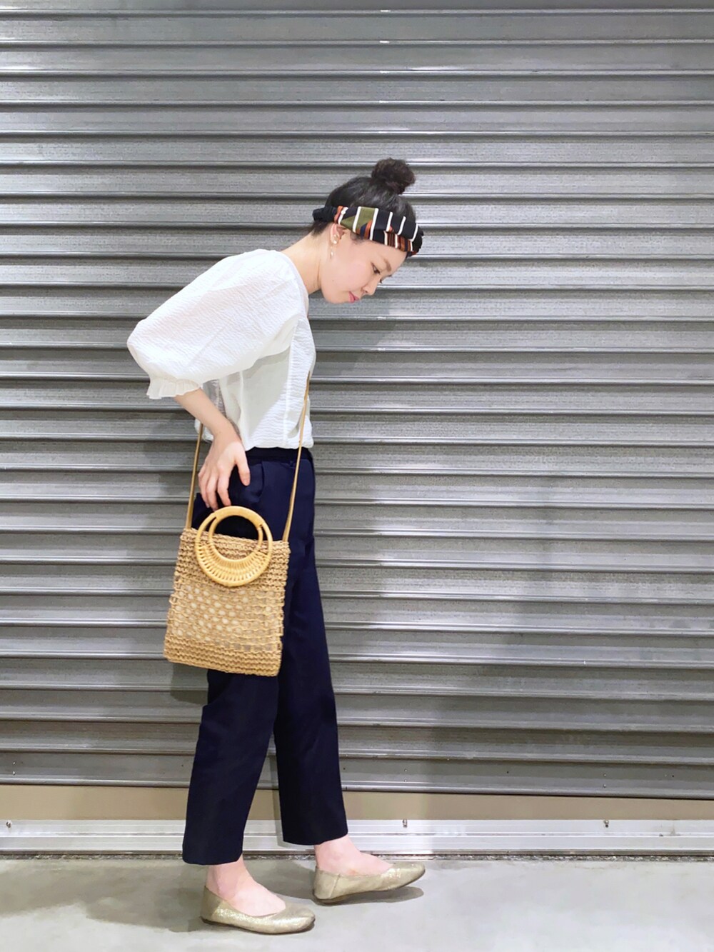 ホワイト系のシャツ/ブラウス、ブルー系のその他パンツ、イエロー系のショルダーバッグを着用したレディースの春コーディネートの3枚目の写真