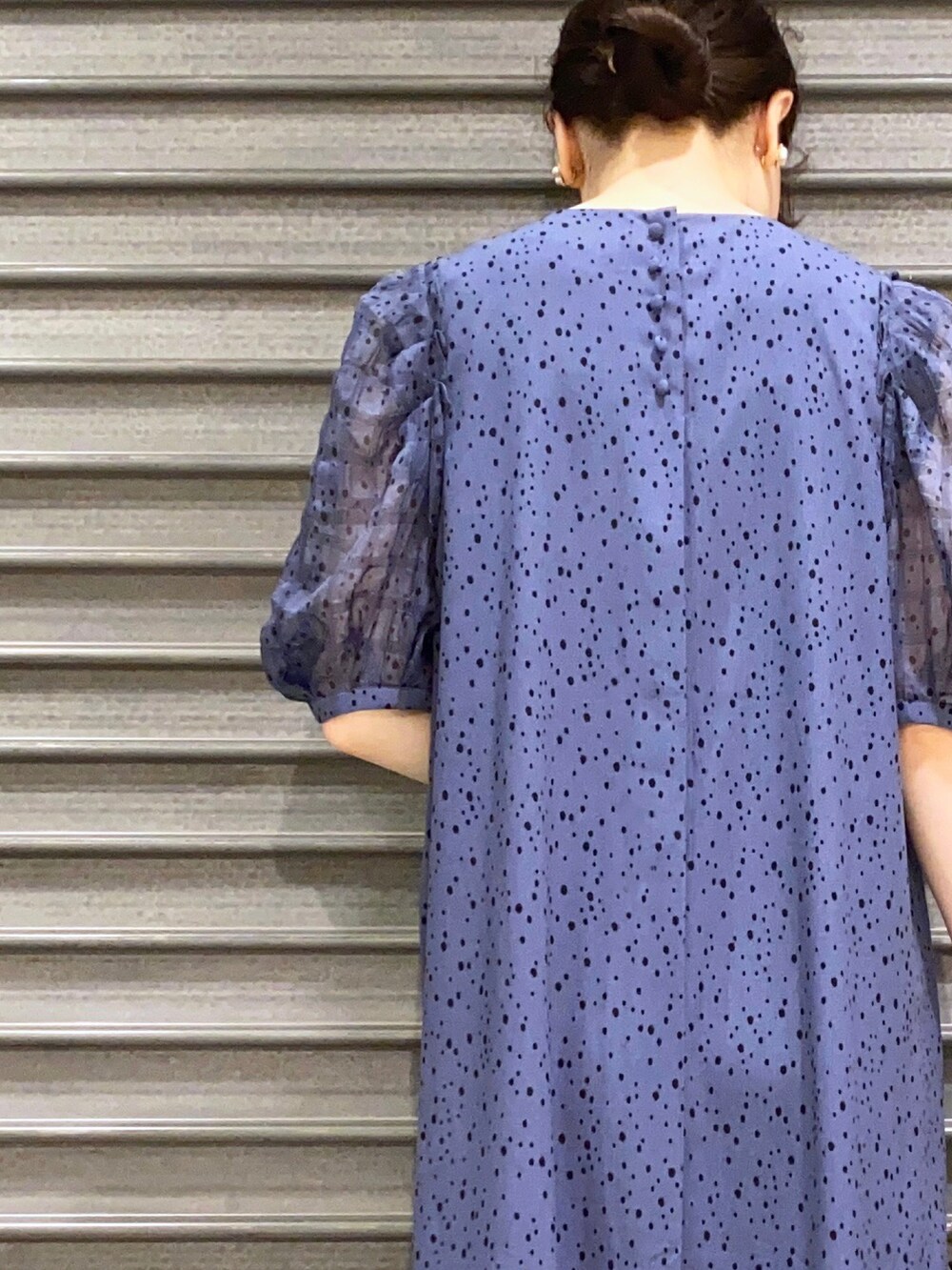 ブルー系のワンピース、イエロー系のハンドバッグを着用したレディースの夏コーディネートの2枚目の写真