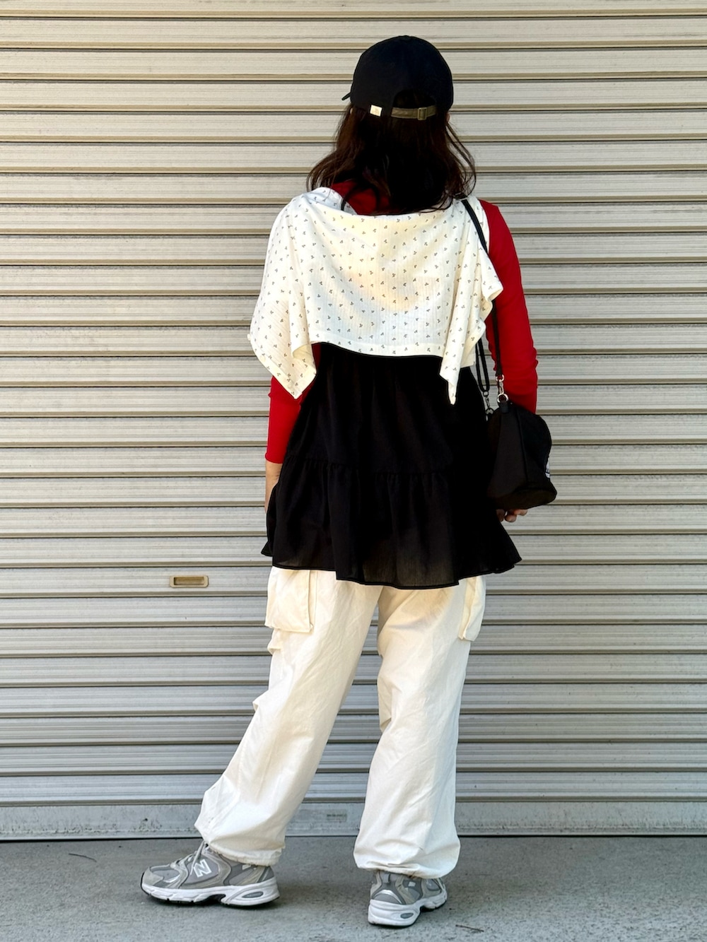 グレー系のスニーカー、レッド系のTシャツ/カットソー、ブラック系のキャミソールを着用したレディースの春コーディネートの2枚目の写真
