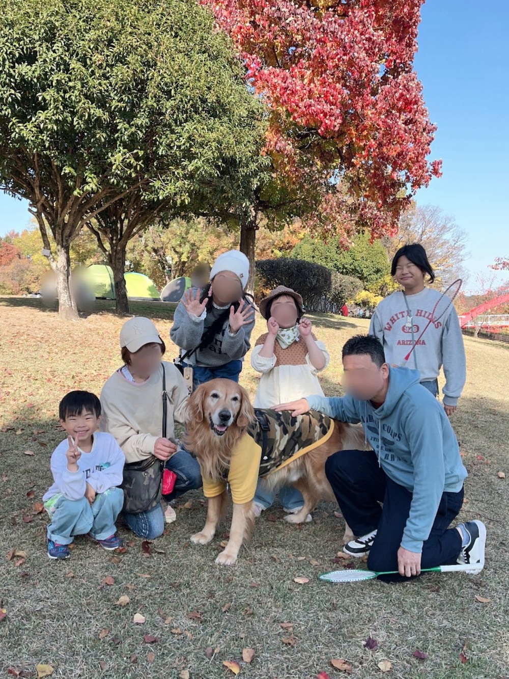 グレー系のニット/セーター、ホワイト系のTシャツ/カットソー、グレー系のスニーカーを着用したレディースの冬コーディネートの4枚目の写真