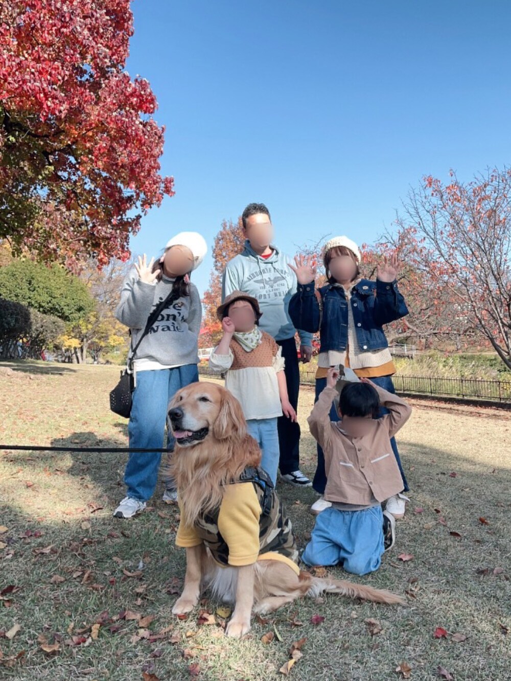 グレー系のニット/セーター、ホワイト系のTシャツ/カットソー、グレー系のスニーカーを着用したレディースの冬コーディネートの3枚目の写真