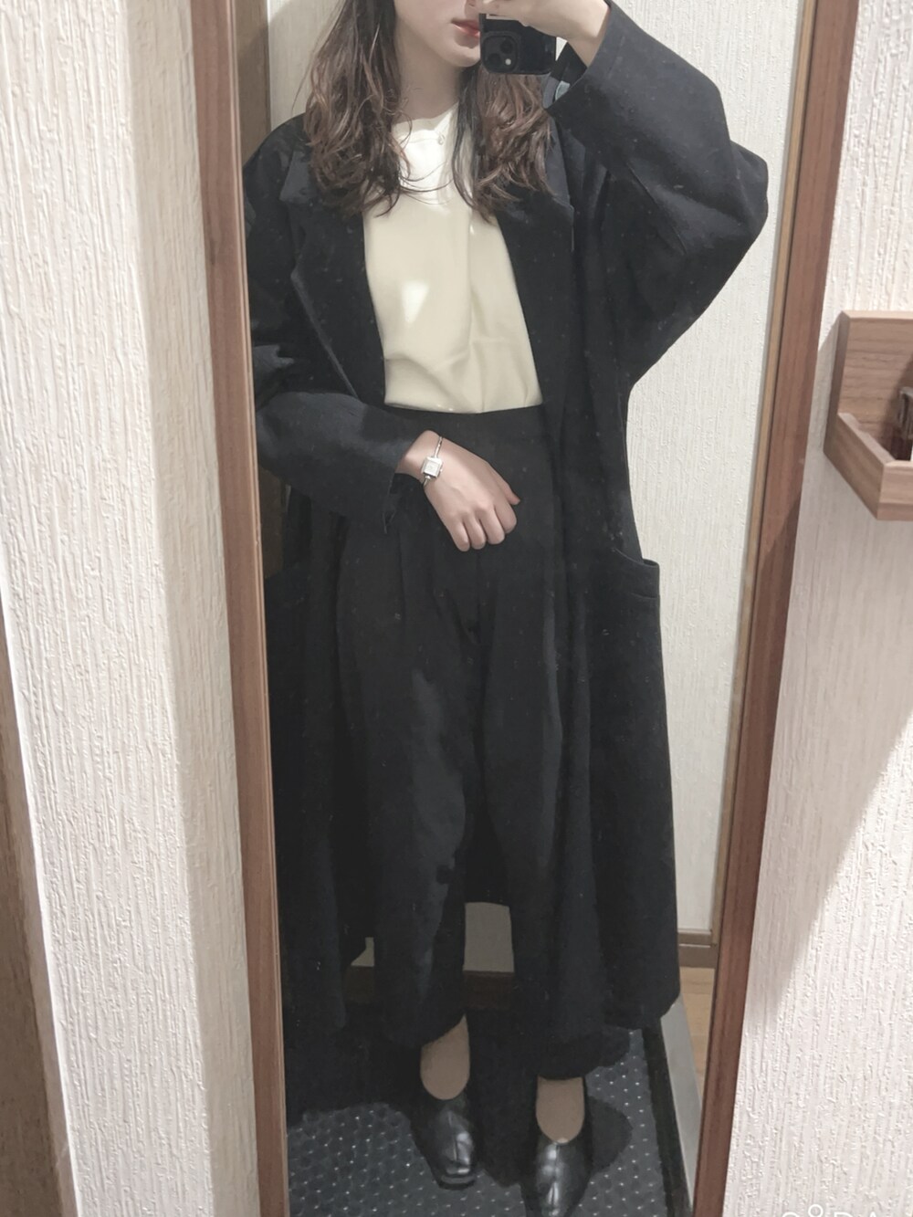 「n0_outfit、おしごとこーで、プチプラ、シンプルコーデ、シンプル、シンプルスタイル、モノトーン、モノトーンコーデ、モノクロ、オフィスカジュアル、オフィススタイル、パンツスタイル、カーディガン、ニット、コート」｜「Re:EDITの前後2WAYパールボタンニットカーディガン（カーディガン/ボレロ、ホワイト系）」を使った、n さん（レディース・161cm）の冬コーディネートの2枚目の写真