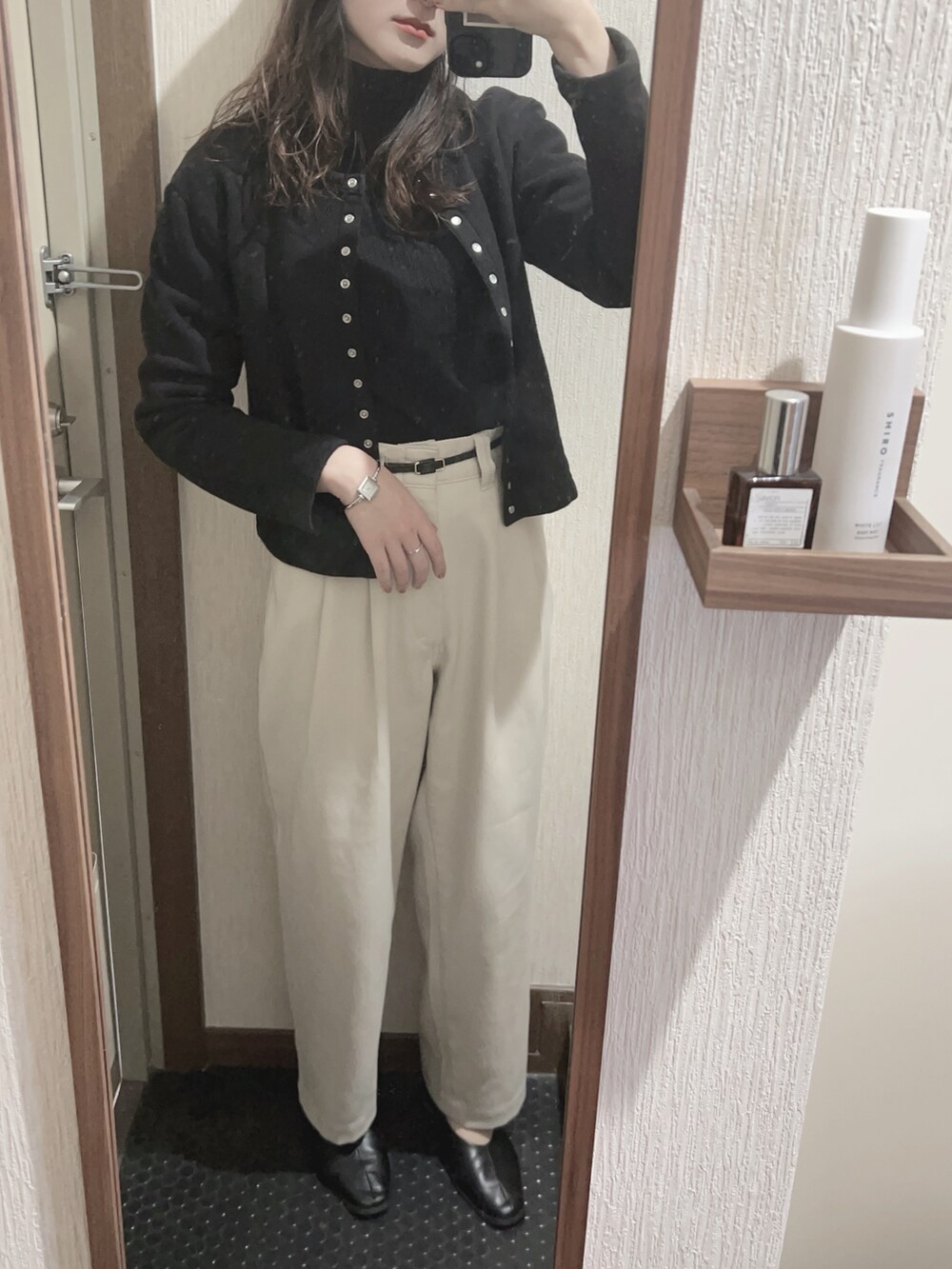 「n0_outfit、ootd、シンプルスタイル、シンプルコーデ、シンプル、おでかけコーデ、カジュアルスタイル、オトナ女子、きれいめカジュアル、モノトーン、モノトーンコーデ、パンツスタイル、タートルネック、カーディガン、着回しコーデ」｜「usedのアイテム（チェスターコート、ブラック系）」を使った、n さん（レディース・161cm）の冬コーディネートの2枚目の写真