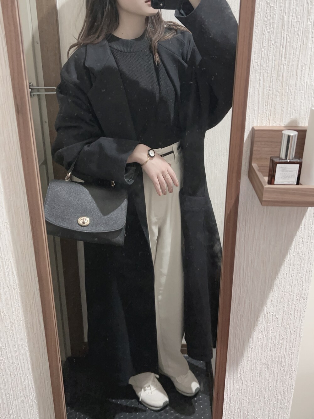 「n0_outfit、休日スタイル、楽チンコーデ、カジュアルコーデ、きれいめカジュアル、モノトーン、モノトーンコーデ、シンプル、シンプルコーデ、シンプルスタイル、パンツコーデ、大人女子、今日のコーデ、コート、スニーカー」｜「FREAK'S STOREのローソン×FREAK'S STORE RELAX FIT WASHABLE INSTANT KNIT/リラックスフィット インスタントニット（ニット/セーター、ブラック系）」を使った、n さん（レディース・161cm）の冬コーディネートの2枚目の写真
