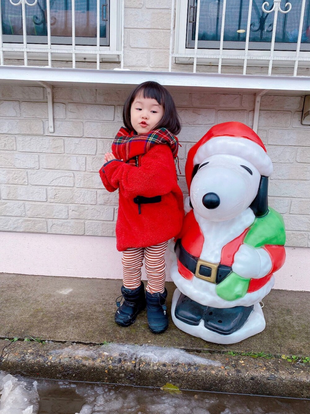 「マフラーぐるぐる、チェック柄に恋してる、フリース、プルオーバー、ボア、ビッグシルエット、ブーツ、THE NORTH FACE、冬コーデ、クリスマスに着たい服、あったかコーデ、休日スタイル、マフラー、ストール、マイベストコーデ2021」|「BREEZEのフリースボンディングボアプルオーバー(スウェット、レッド系)」を使った、kumakumaさん(キッズ・90cm)の冬コーディネートの3枚目の写真
