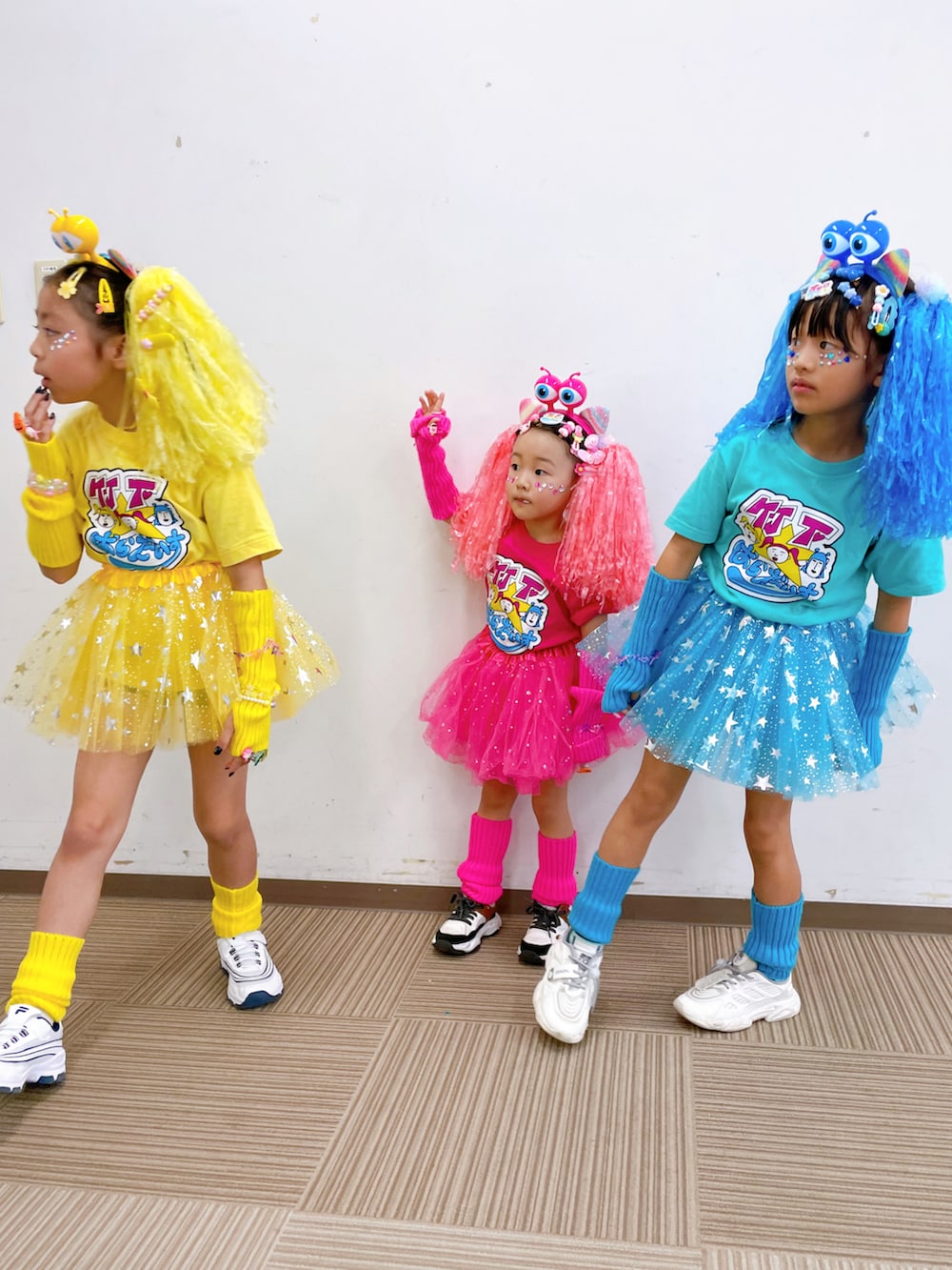 ホワイト系のスニーカー、ピンク系のパンツ、その他のTシャツ/カットソーを着用したキッズの秋コーディネートの2枚目の写真