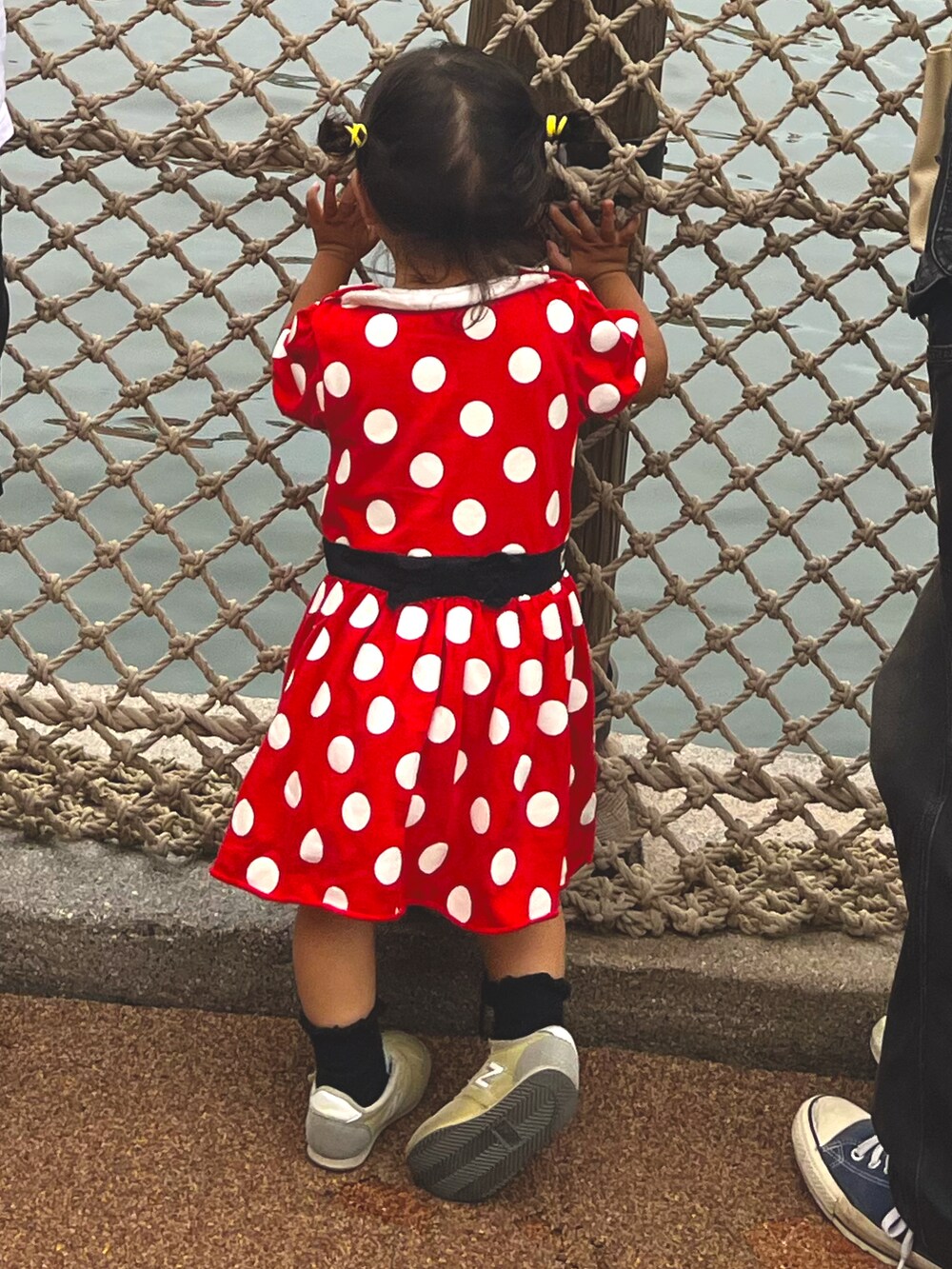 レッド系のワンピース、イエロー系のスニーカーを着用したキッズの夏コーディネートの2枚目の写真