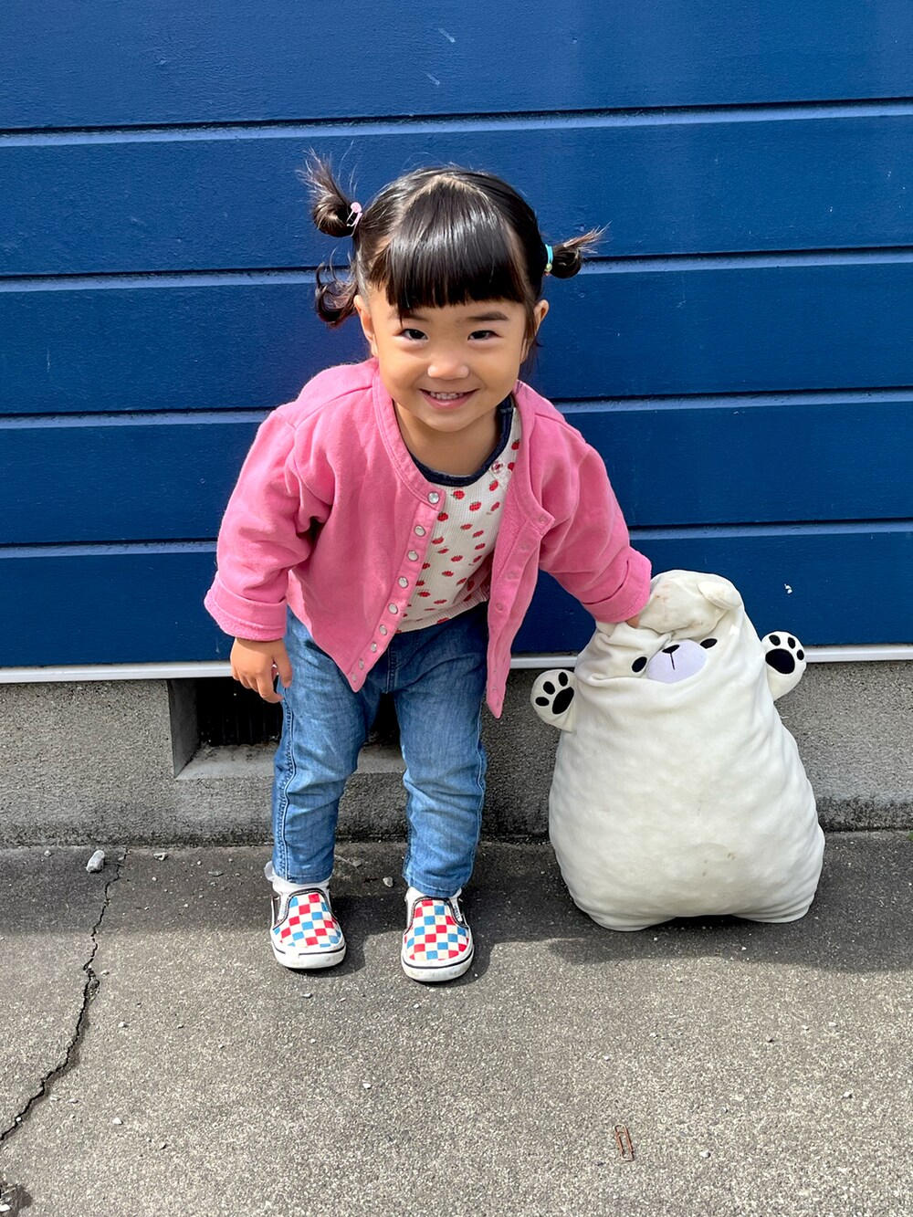 「秋ルック紹介するよ、今日のコーデ、休日スタイル、カジュアル、秋のコーデ、デニム、女の子、サーマル、1歳11ヶ月、90cm、agnes b.、ピンクカーディガン、VANS、カーディガン、いいね、save、フォローお願いします🤑」｜「古着のアイテム（Tシャツ/カットソー、ホワイト系）」を使った、yuzuneさん（キッズ・90cm）の秋コーディネートの3枚目の写真