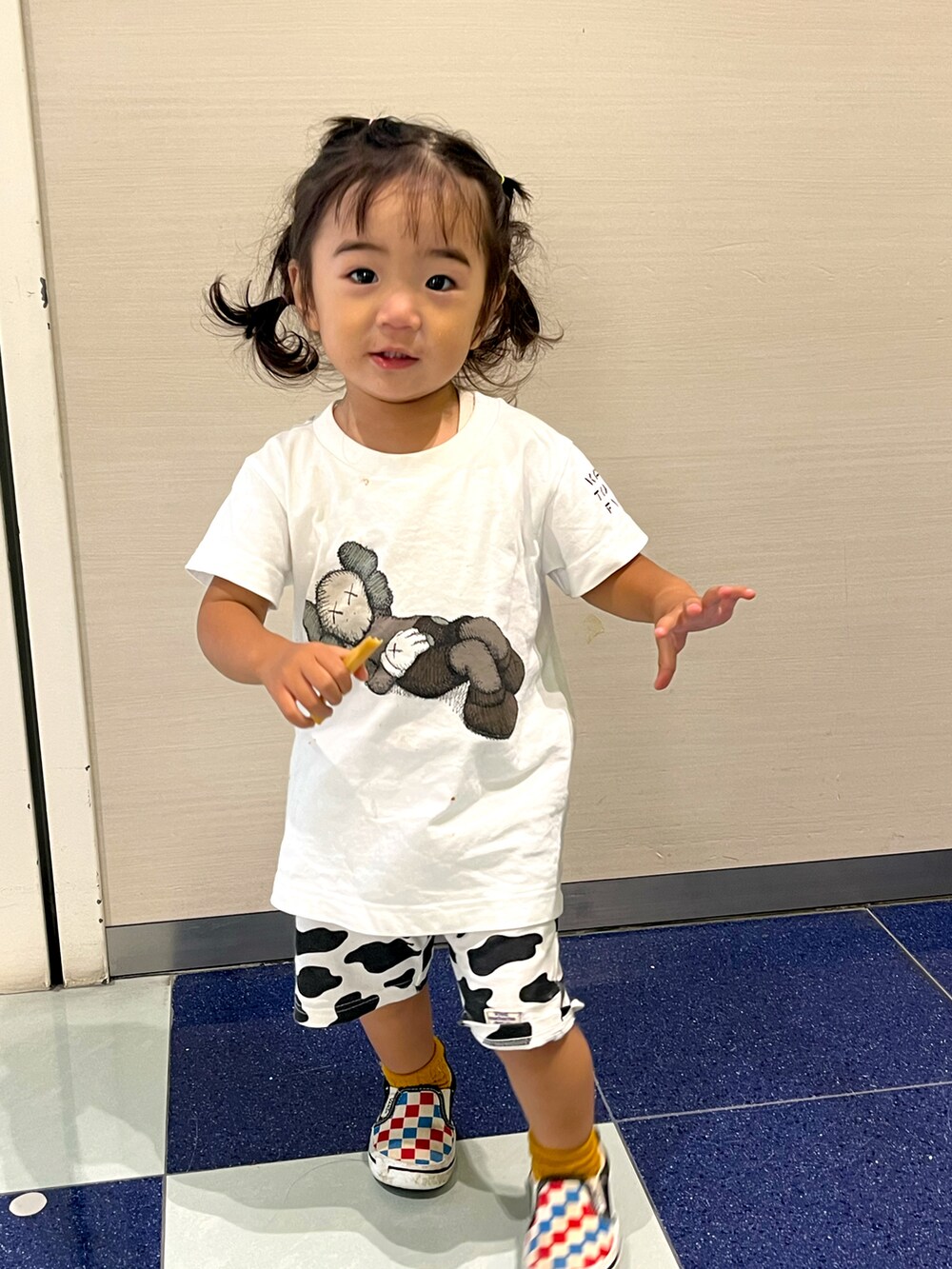 ホワイト系のTシャツ/カットソー、その他のその他パンツ、その他のスニーカーを着用したキッズの夏コーディネートの2枚目の写真