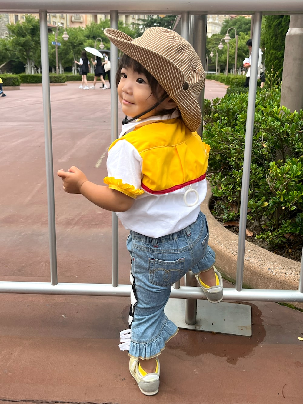 イエロー系のシャツ/ブラウス、その他のデニムパンツ、イエロー系のスニーカーを着用したキッズの夏コーディネートの2枚目の写真