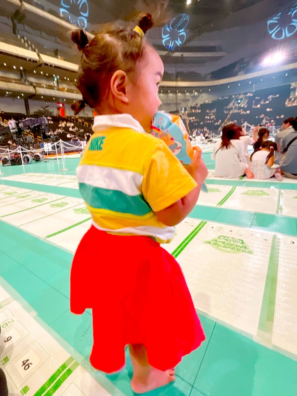 イエロー系のポロシャツ、レッド系のその他パンツ、ブルー系のサンダルを着用したキッズの夏コーディネートの2枚目の写真