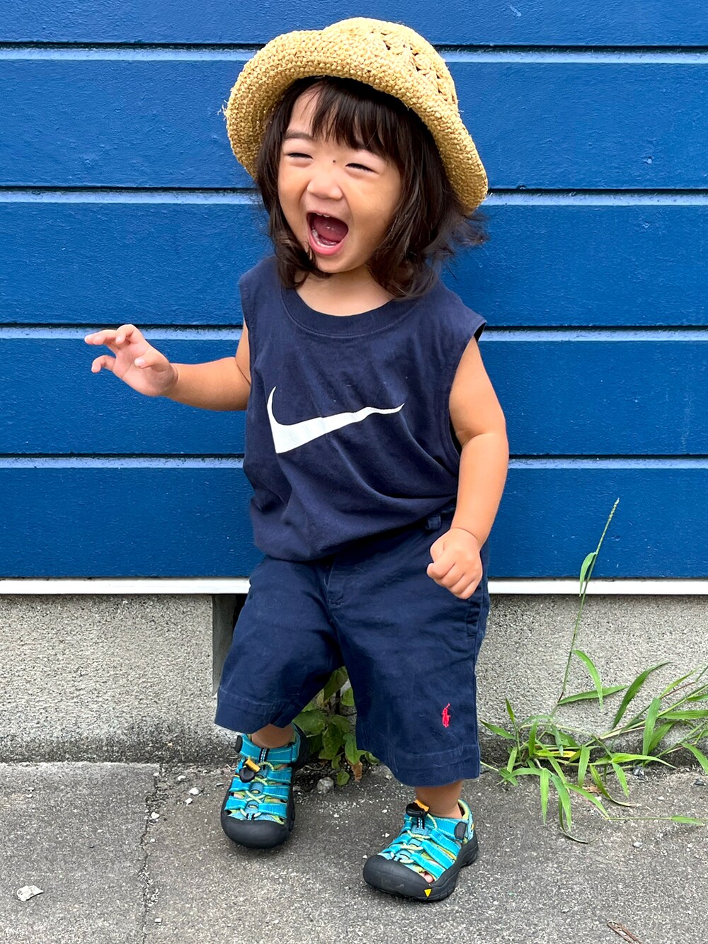ブルー系のタンクトップ、ブルー系のその他パンツ、ブルー系のサンダルを着用したキッズの夏コーディネートの2枚目の写真