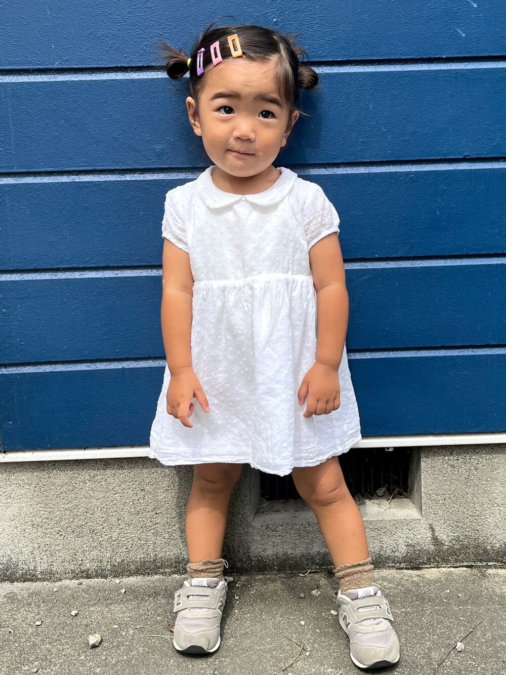 ホワイト系のワンピース、グレー系のスニーカーを着用したキッズの夏コーディネートの2枚目の写真