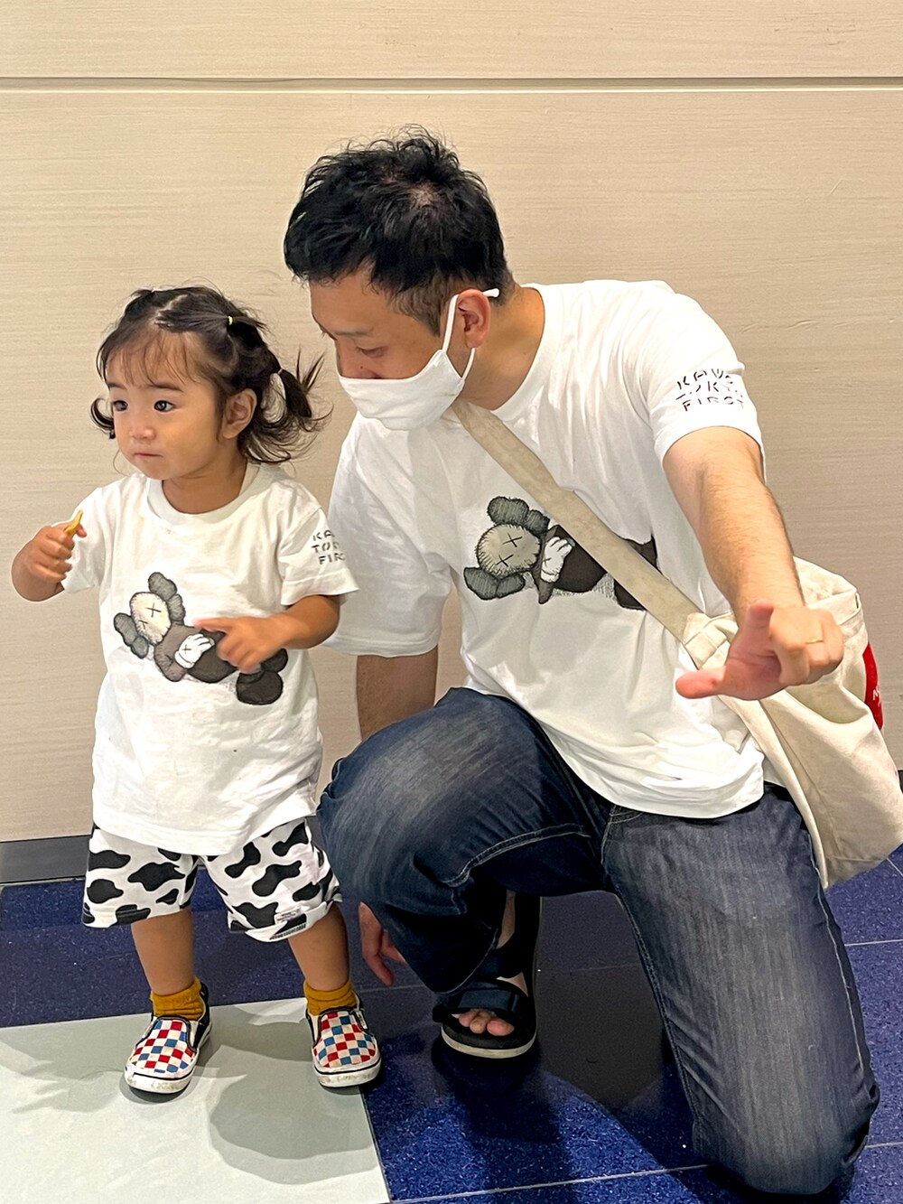 ホワイト系のTシャツ/カットソー、その他のその他パンツ、その他のスニーカーを着用したキッズの夏コーディネートの3枚目の写真