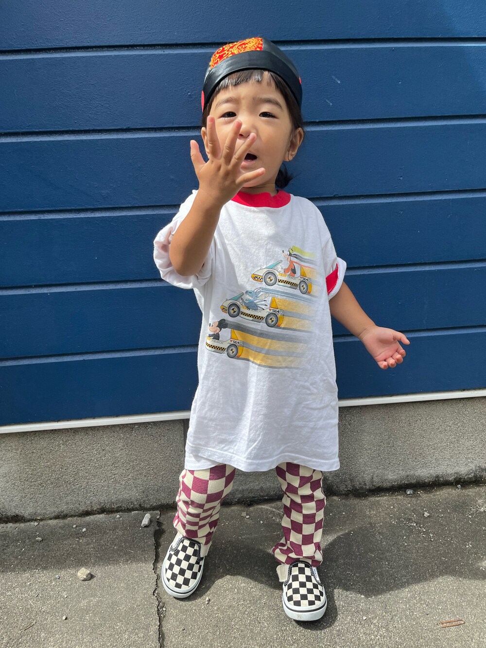 ホワイト系のTシャツ/カットソー、レッド系のその他パンツ、その他のスリッポンを着用したキッズの秋コーディネートの3枚目の写真