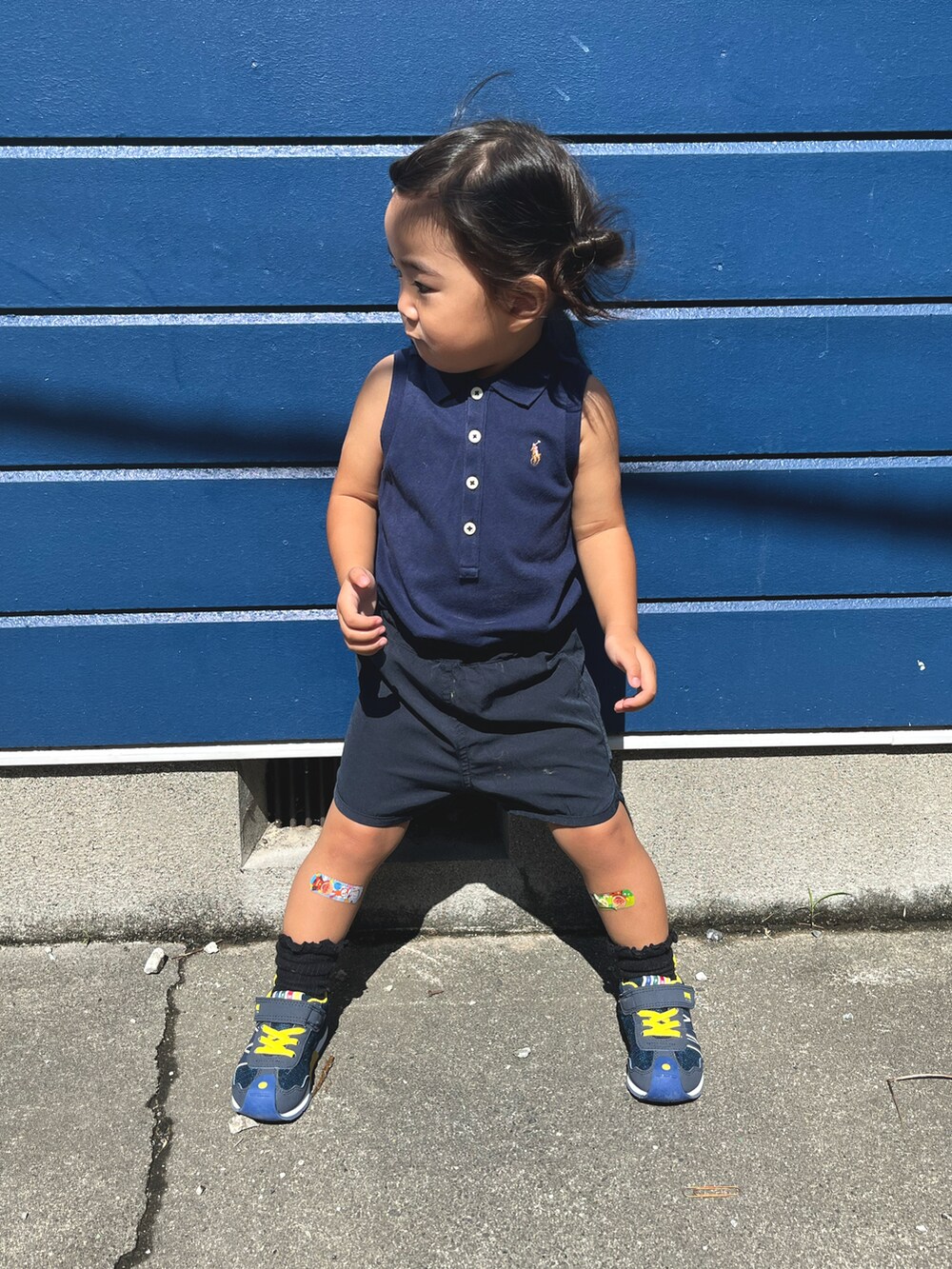 「女の子コーデ、キッズ、ノースリーブ、ラルフローレン、無印良品、黒コーデ、夏コーデ、お洒落さんとつながりたい、ワントーンコーデ、カジュアル、1歳10ヶ月、スニーカーコーデ、90cm、いいね、save、フォローお願いします🤑」｜「無印良品のアイテム（その他パンツ、ブラック系）」を使った、yuzuneさん（キッズ・90cm）の夏コーディネートの2枚目の写真