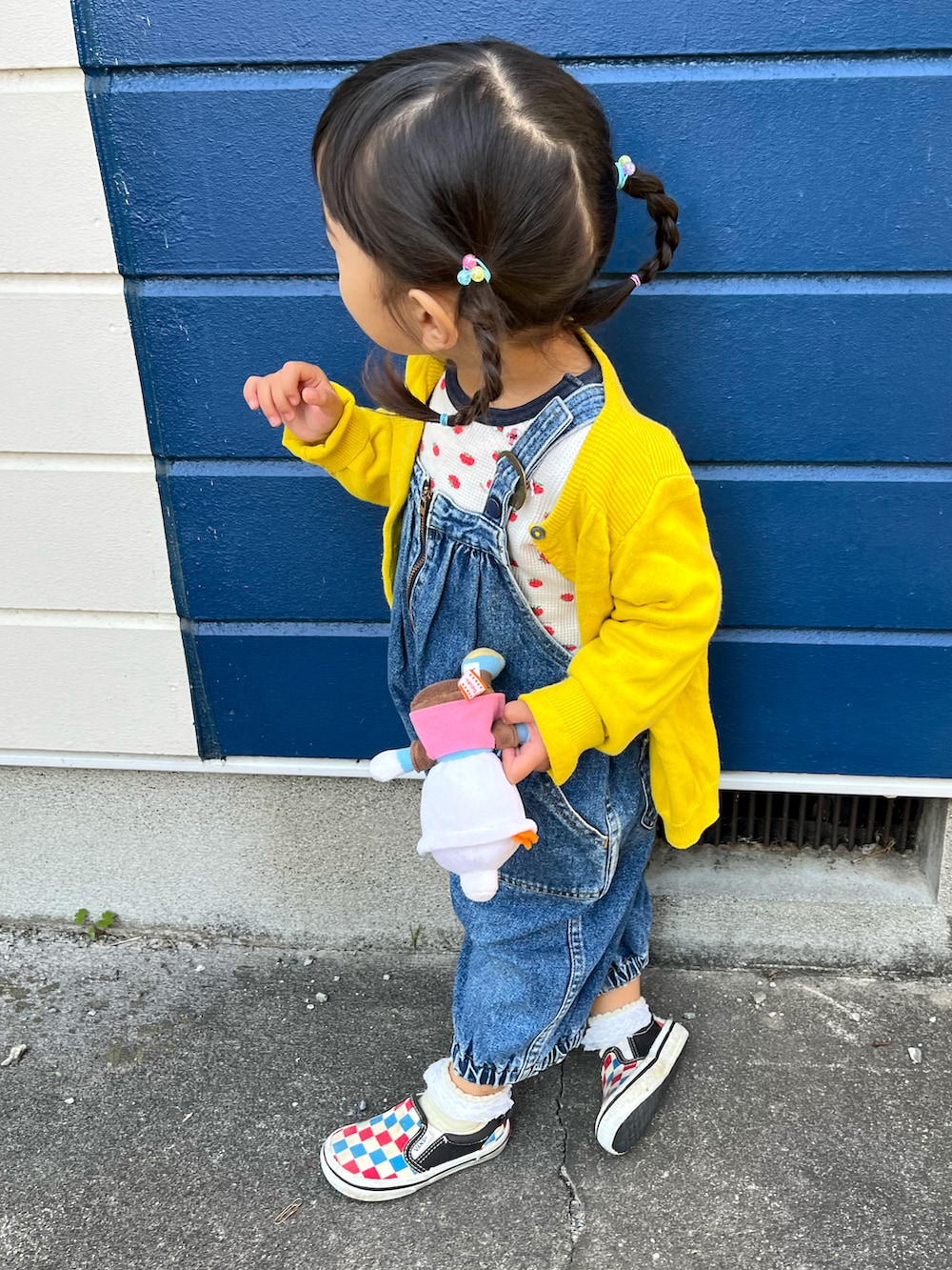 ホワイト系のTシャツ/カットソー、イエロー系のカーディガン/ボレロ、ブルー系のサロペット/オーバーオールを着用したキッズの秋コーディネートの2枚目の写真