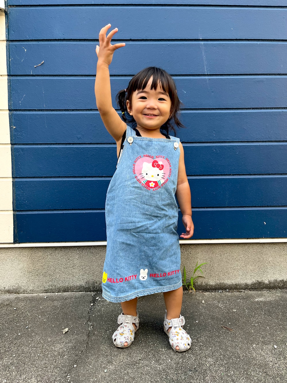 ブルー系のサロペット/オーバーオール、ブルー系のサンダル、その他のタンクトップを着用したキッズの夏コーディネートの2枚目の写真
