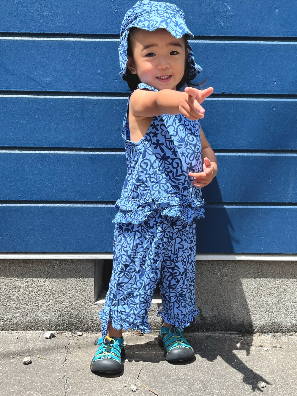 ブルー系のタンクトップ、ブルー系のサンダルを着用したキッズの夏コーディネートの2枚目の写真
