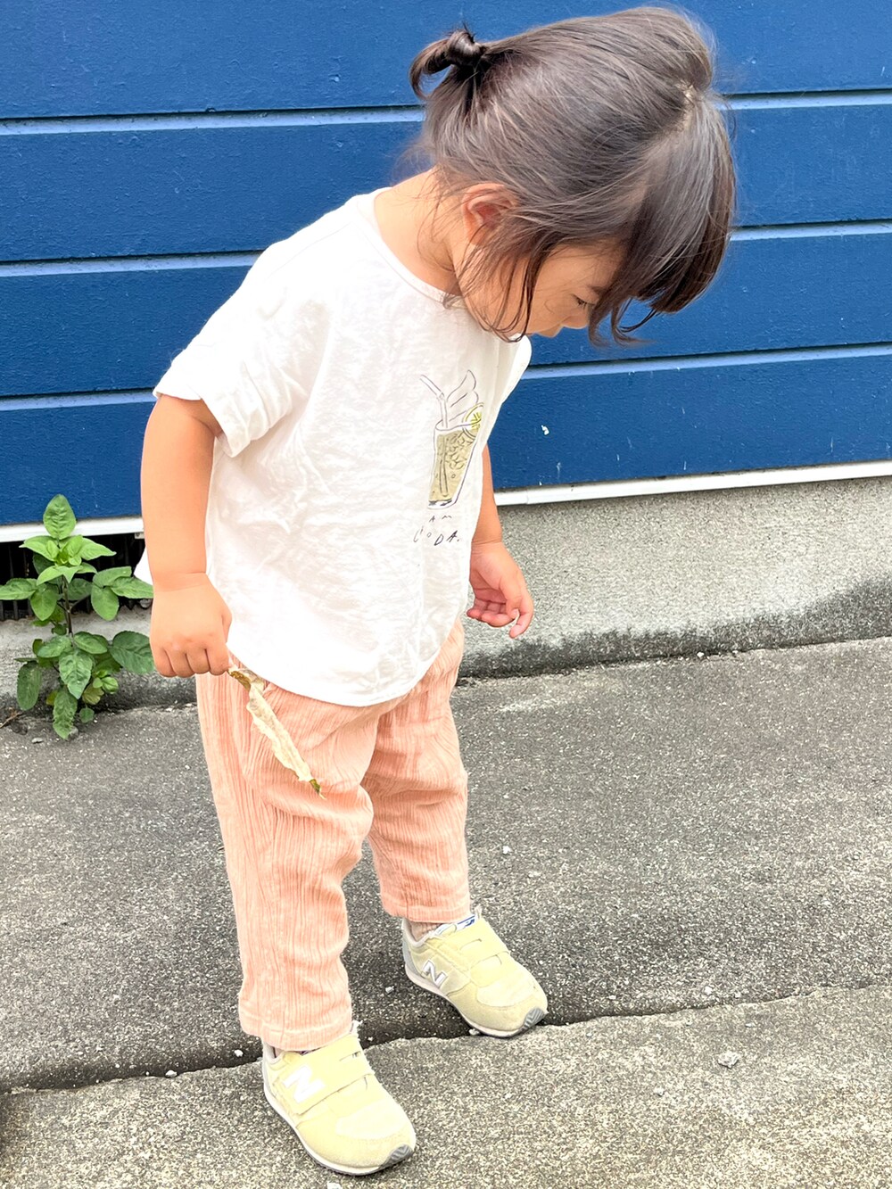 ホワイト系のTシャツ/カットソー、グレー系のその他パンツ、イエロー系のスニーカーを着用したキッズの夏コーディネートの2枚目の写真