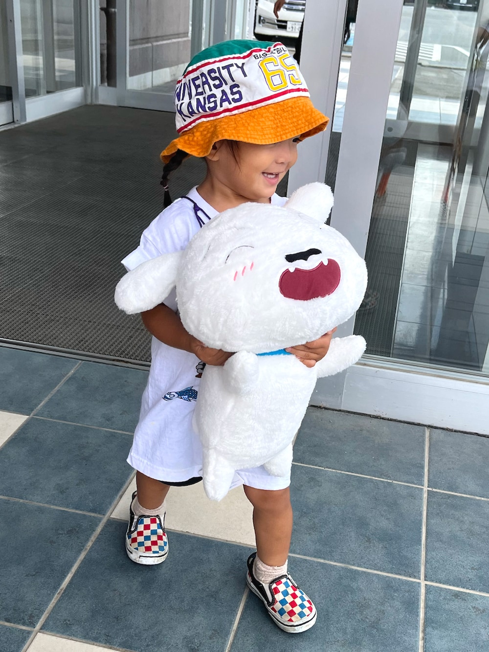 ホワイト系のTシャツ/カットソー、その他のスリッポン、ブラック系のその他パンツを着用したキッズの秋コーディネートの2枚目の写真