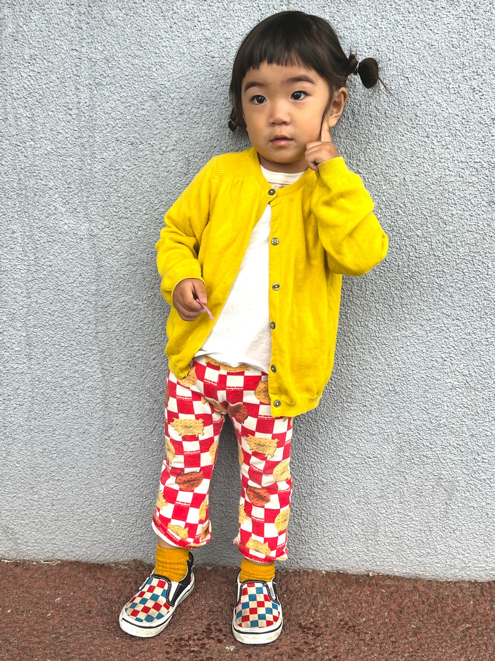 ホワイト系のTシャツ/カットソー、イエロー系のカーディガン/ボレロ、その他のその他パンツを着用したキッズの秋コーディネートの2枚目の写真